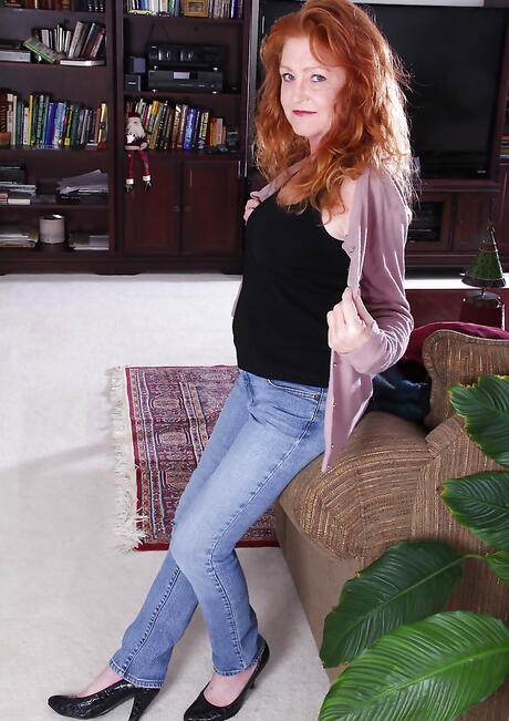Sultry british older Veronica Smith exposes her butt in tight jeans and pussy 